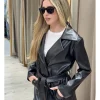 Abrigo trench efecto piel negro