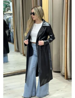 Abrigo trench efecto piel negro