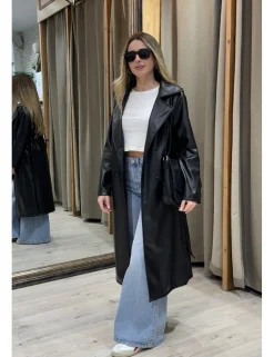 Abrigo trench efecto piel negro