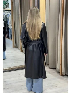 Abrigo trench efecto piel negro