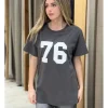 Camiseta long fit 76 gris