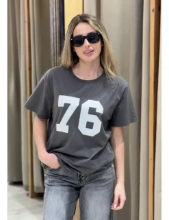 Camiseta long fit 76 gris