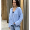 Chaqueta deportiva con capucha celeste
