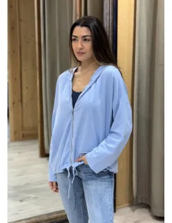 Chaqueta deportiva con capucha celeste