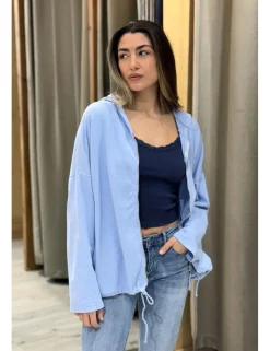 Chaqueta deportiva con capucha celeste