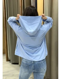 Chaqueta deportiva con capucha celeste