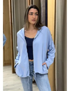 Chaqueta deportiva con capucha celeste