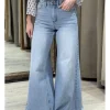 Jeans deshilachados super wide leg azul claro