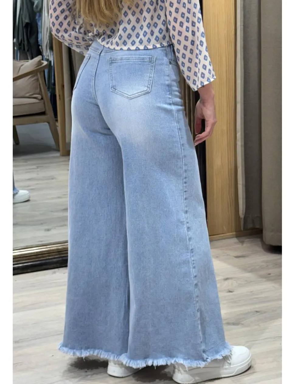 Jeans deshilachados super wide leg azul claro