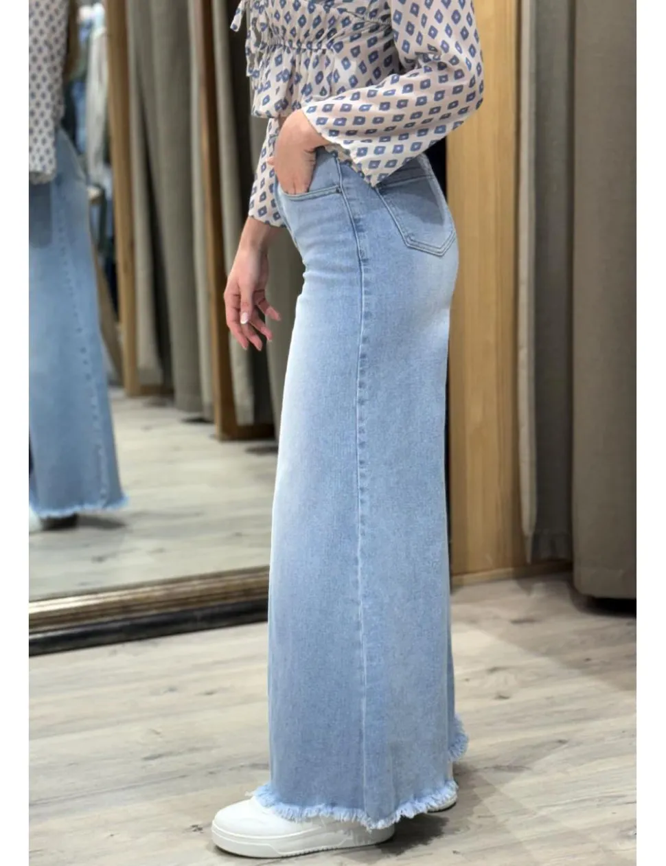 Jeans deshilachados super wide leg azul claro