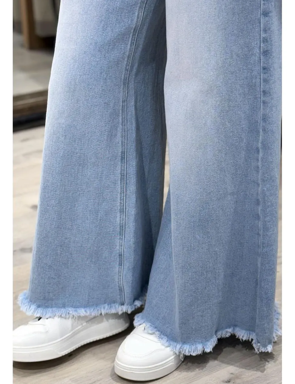 Jeans deshilachados super wide leg azul claro