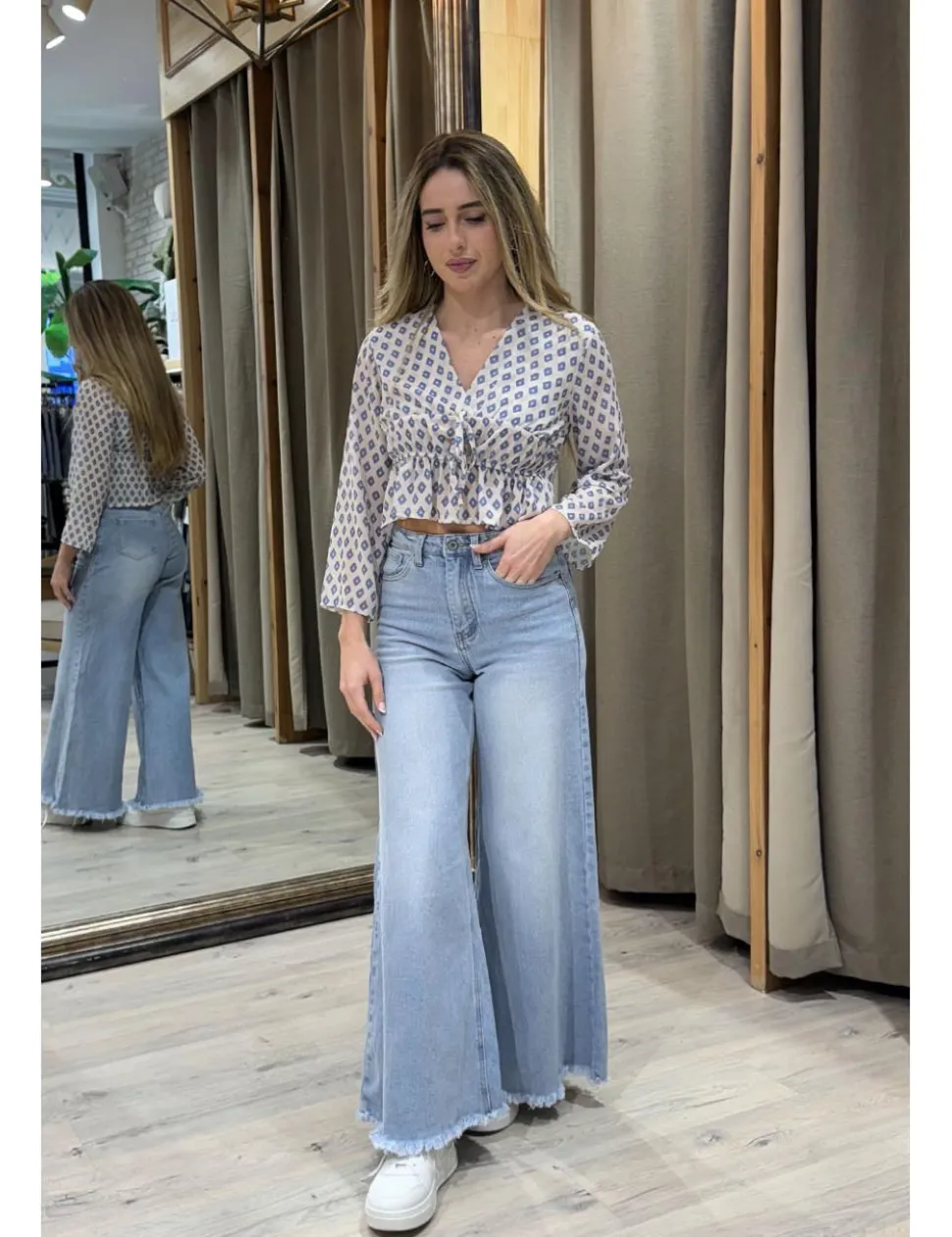 Jeans deshilachados super wide leg azul claro