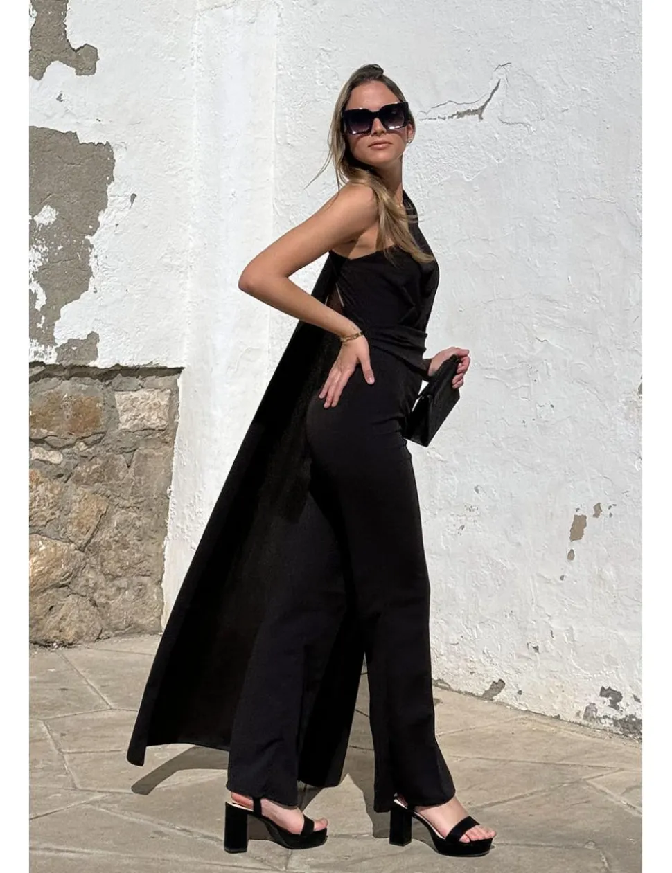 Mono con capa negro