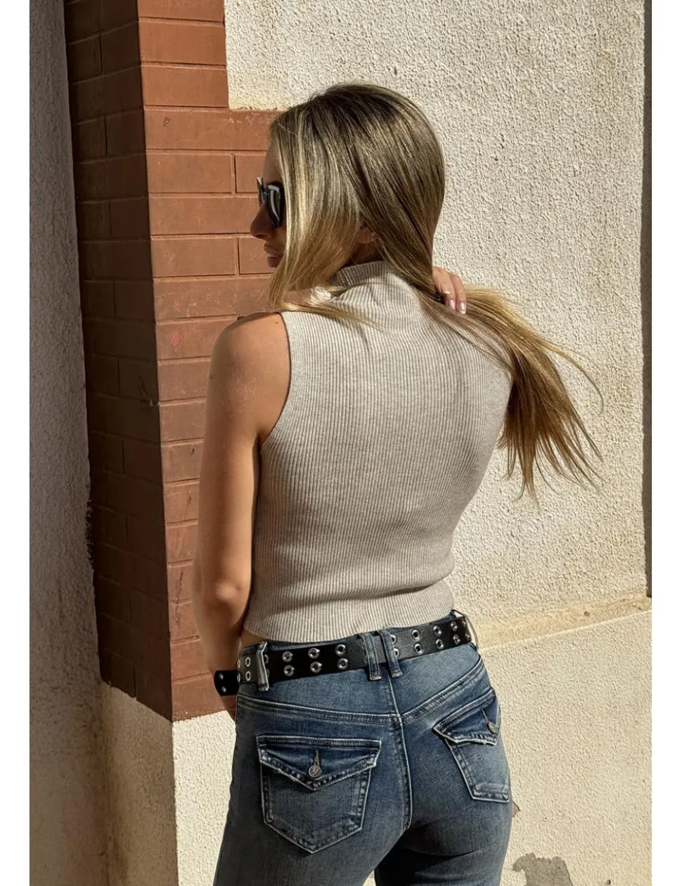 Top cuello perkins sin mangas beige