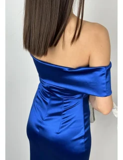 Vestido asimétrico bardot azul klein
