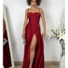 Vestido corte princesa de raso burdeos