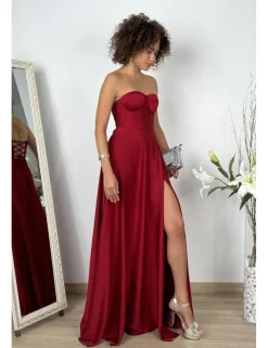 Vestido corte princesa de raso burdeos