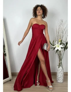 Vestido corte princesa de raso burdeos