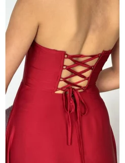 Vestido corte princesa de raso burdeos