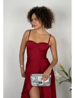 Vestido corte princesa de raso burdeos