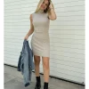 Vestido corto canalé beige