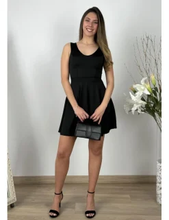 Vestido corto con vuelo negro