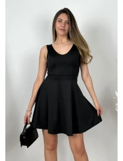 Vestido corto con vuelo negro