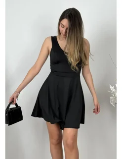 Vestido corto con vuelo negro