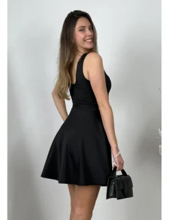 Vestido corto con vuelo negro