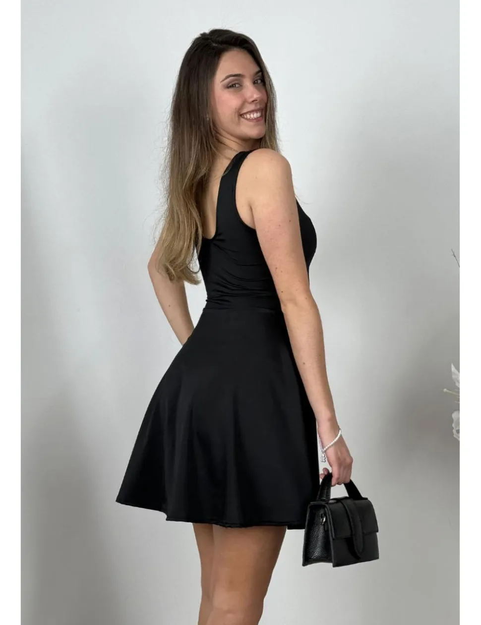 Vestido corto con vuelo negro