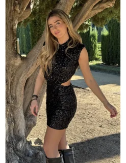 Vestido corto lentejuelas hombreras negro