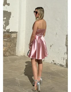 Vestido corto satinado vuelo rosa
