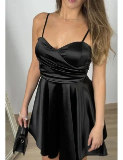 Vestido corto satinado vuelo negro