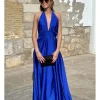 Vestido de raso fluido con abertura azul klein