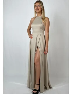 Vestido largo de raso con abertura beige