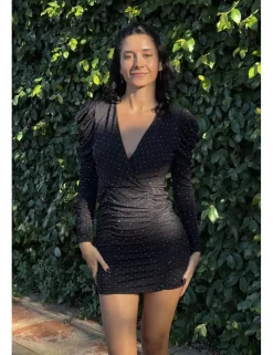 Vestido mini tachitas drapeado negro