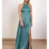 Vestido raso largo con abertura verde