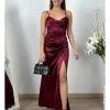 Vestido satinado largo con abertura burdeos