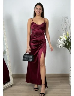 Vestido satinado largo con abertura burdeos