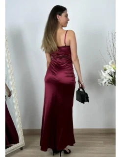 Vestido satinado largo con abertura burdeos