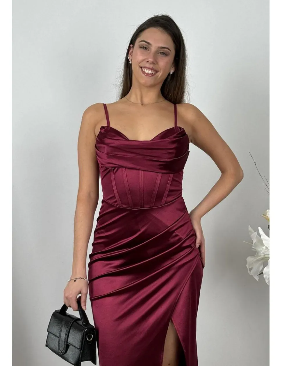 Vestido satinado largo con abertura burdeos