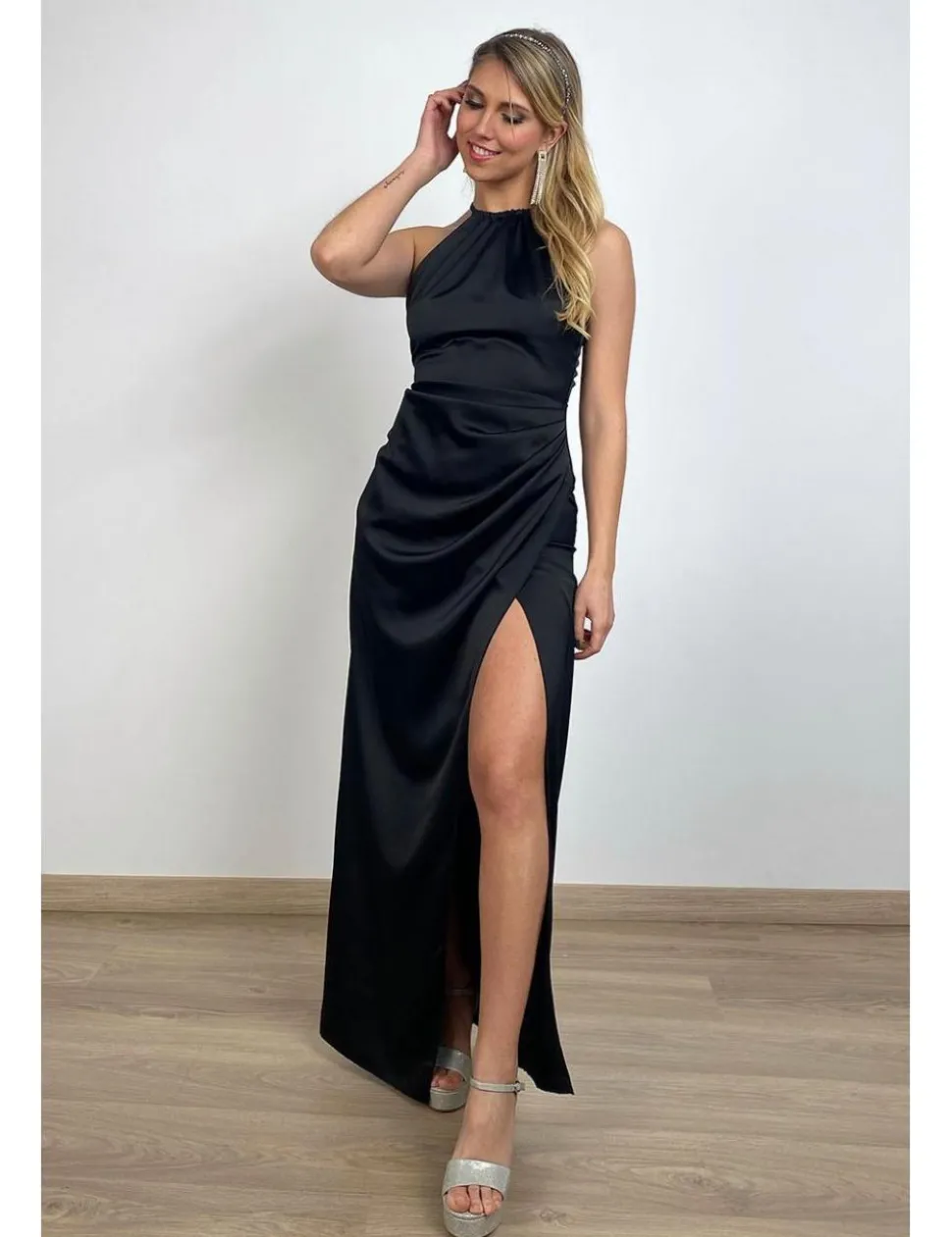Vestido satinado largo frunce negro