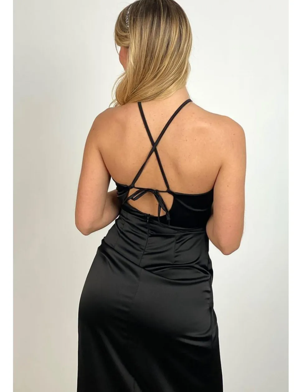 Vestido satinado largo frunce negro